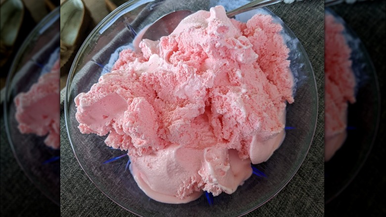 teaberry ice cream in bowl