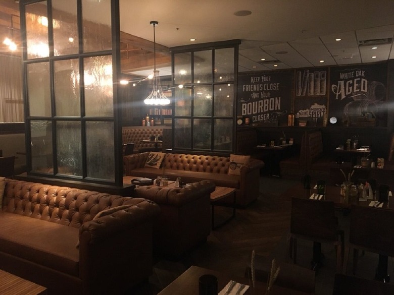 Kentucky: Book and Bourbon Southern Kitchen (Louisville International Airport)