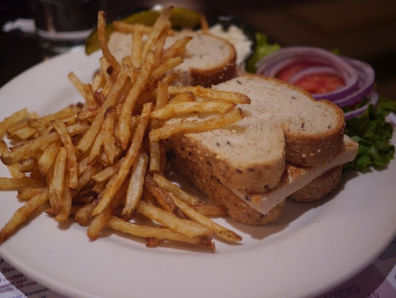 Minnesota: Ike's Food and Cocktails (Minneapolis–St. Paul International Airport)