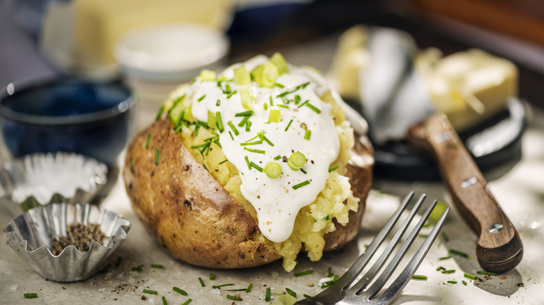Baked potato with sour cream and herbs