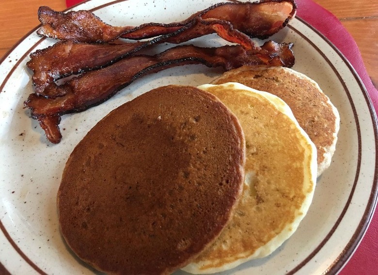 New Hampshire: Pancakes, Polly's Pancake Parlor (Sugar Hill)