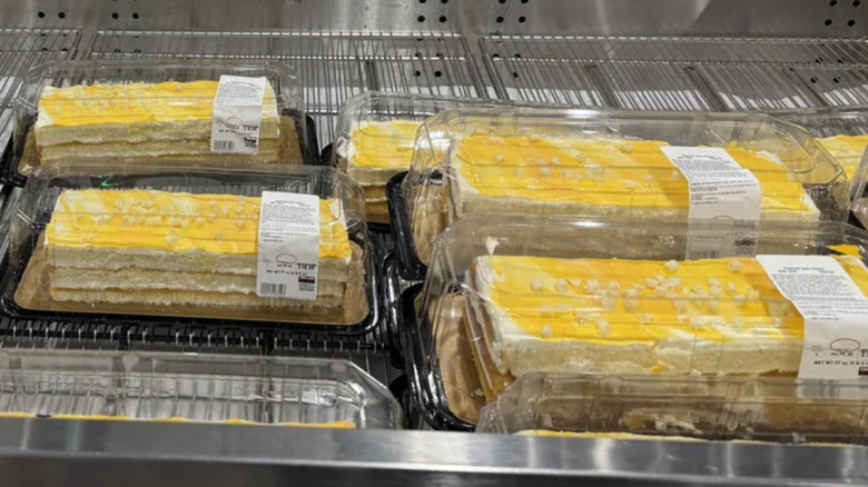 A wire case with several Peaches and Cream Bar Cakes at Costco