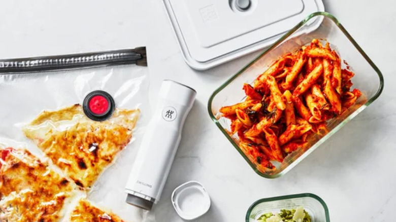 handheld vacuum pump with food containers