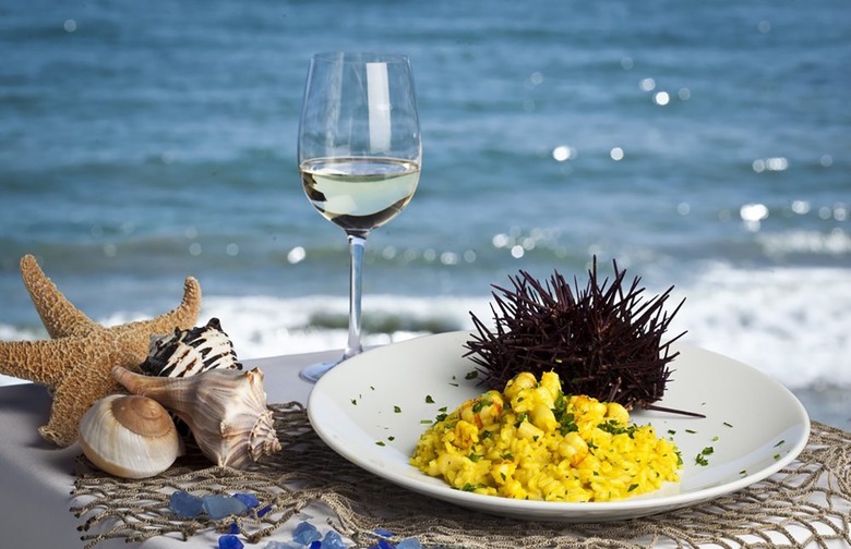 Best Beach Bar: The Blue Lounge at Moonshadows (Malibu)