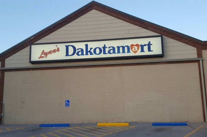 Best Grocery Store: Lynn's Dakotamart