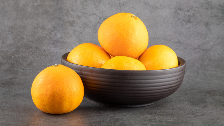 Bowl of oranges