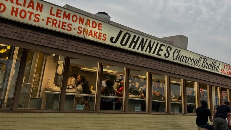 The exterior of Johnnie's Beef in Chicago