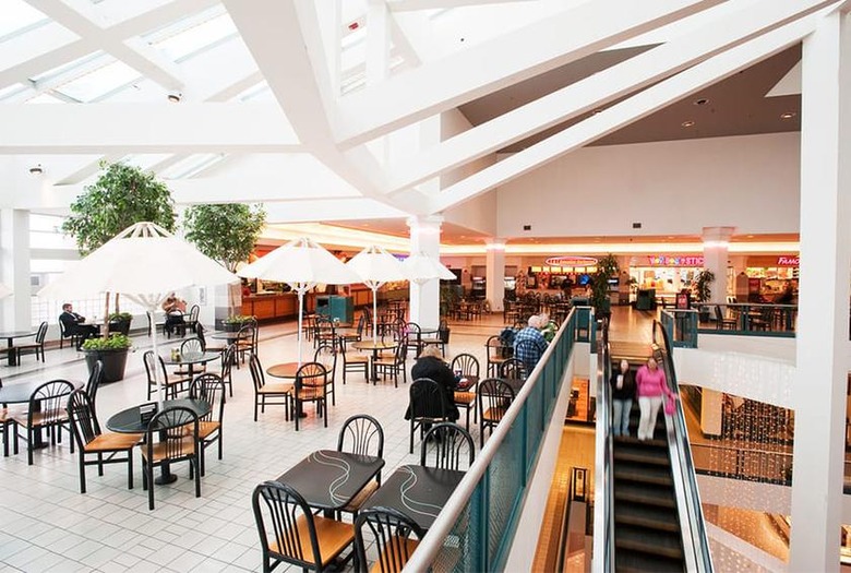 Alaska: Anchorage 5th Avenue Mall, Anchorage