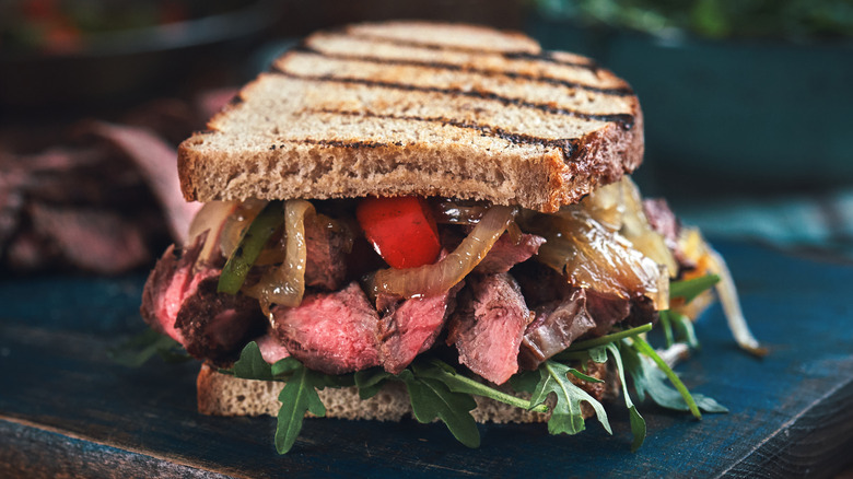 Steak sandwich with arugula 
