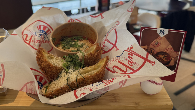 Mozzarella en Carrozza in a basket