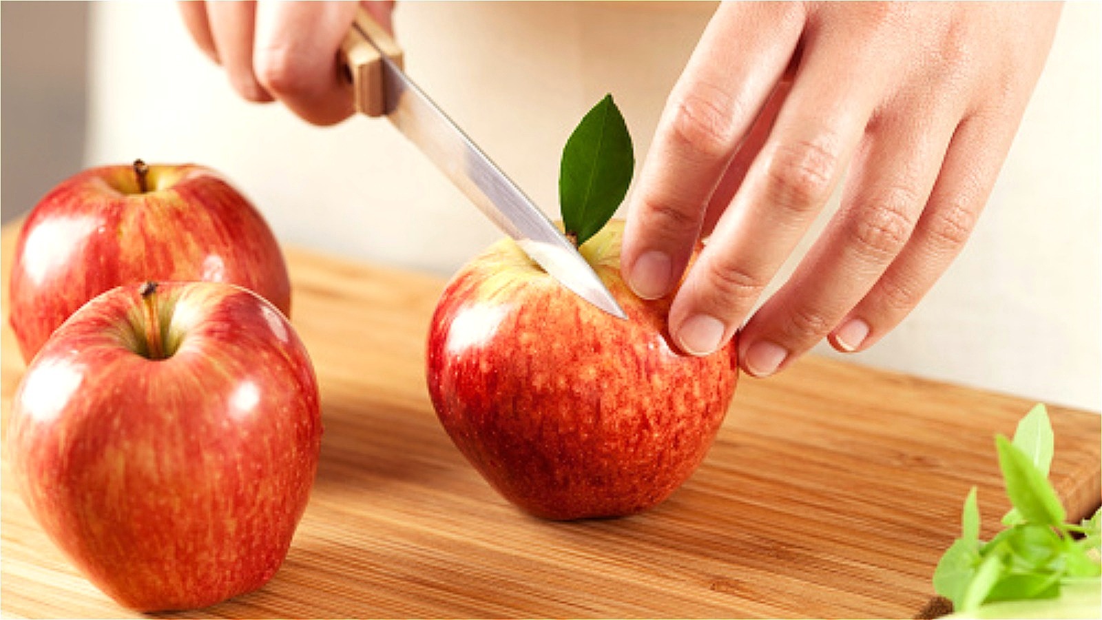 https://www.thedailymeal.com/img/gallery/the-best-way-to-cut-an-apple-without-any-fancy-tools/l-intro-1682952732.jpg