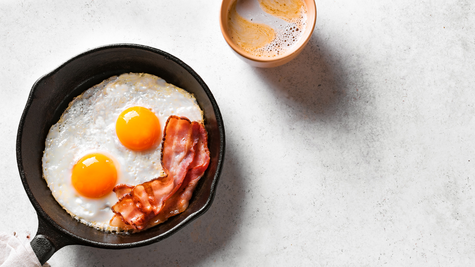 https://www.thedailymeal.com/img/gallery/the-best-way-to-keep-the-yolk-intact-when-frying-eggs/l-intro-1681758496.jpg