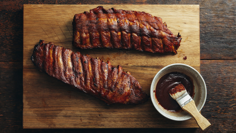 bbq sauce with barbecued ribs
