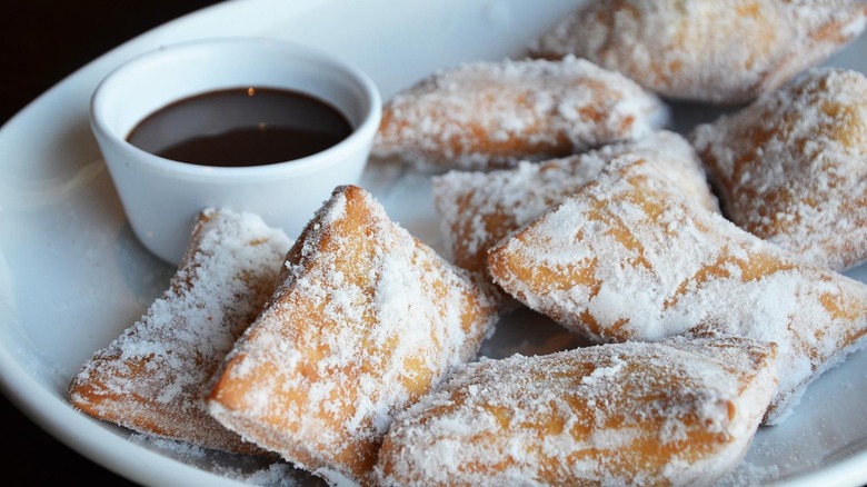 Olive Garden's Italian doughnuts with chocolate sauce