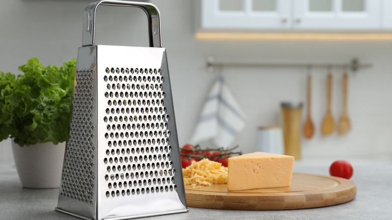 Cheese grater with cheese block