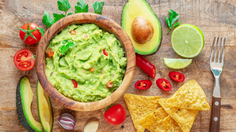 Guacamole in a bowl with a lime