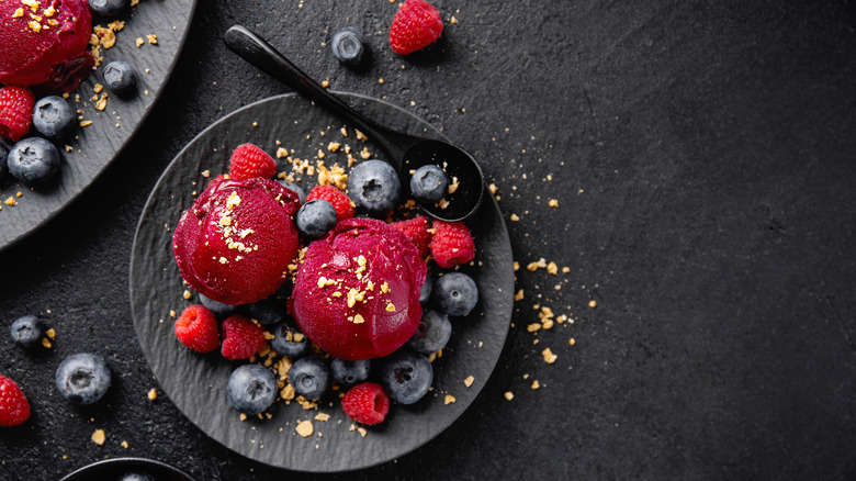 Sherbet with fruit topping