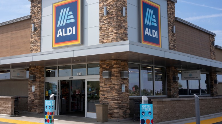 An Aldi storefront in daytime