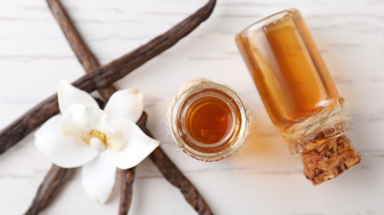 Vanilla perfume and pods