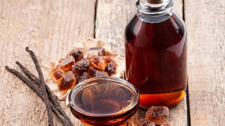 Vanilla pods and extract