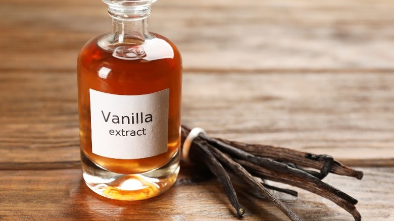 Vanilla extract and pods