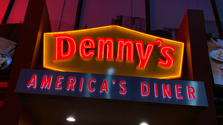 Denny's restaurant sign lit up