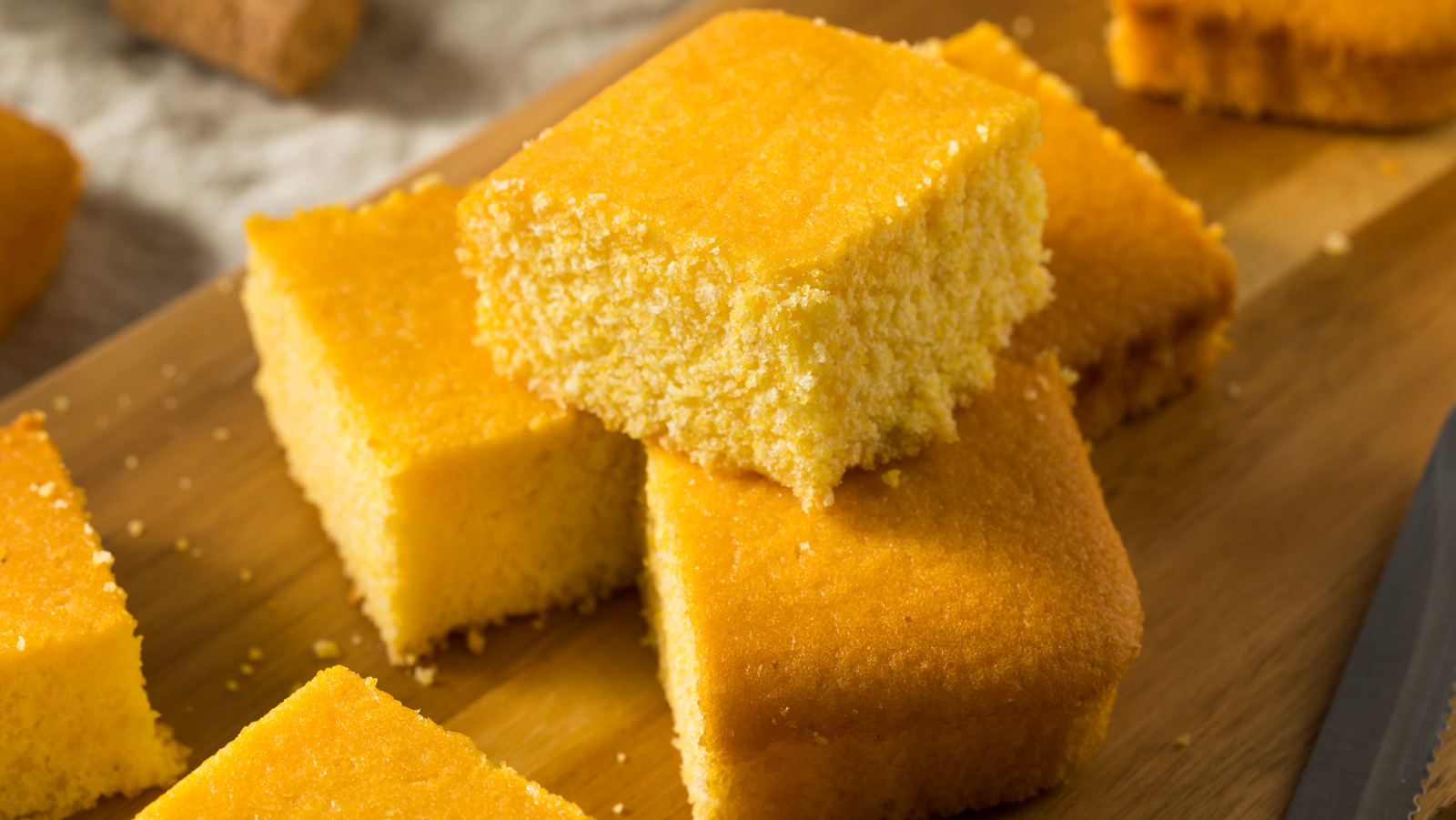 https://www.thedailymeal.com/img/gallery/the-difference-in-cornbread-depending-on-where-you-are-in-the-us/l-intro-1700242397.jpg
