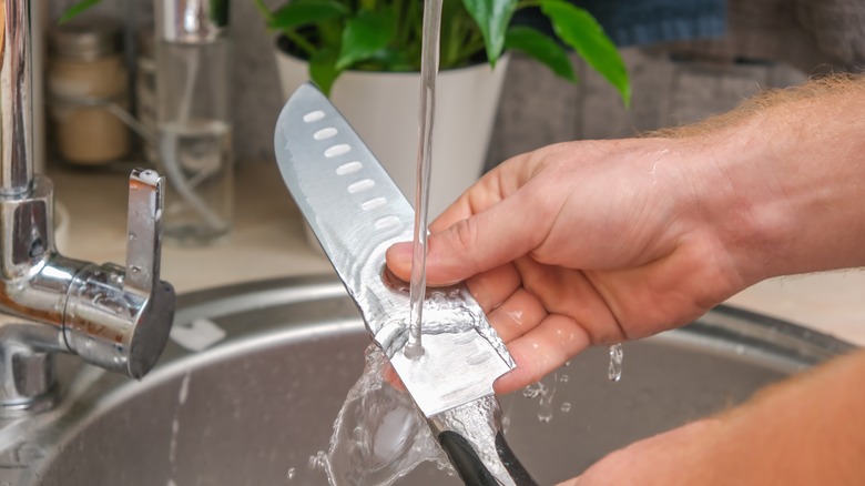 Washing a stainless steel kitchen knife