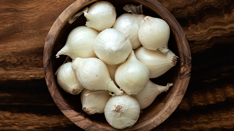 pearl onions in wooden bowl