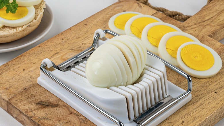 https://www.thedailymeal.com/img/gallery/the-easy-egg-slicer-hack-you-should-start-using/intro-1668449319.jpg