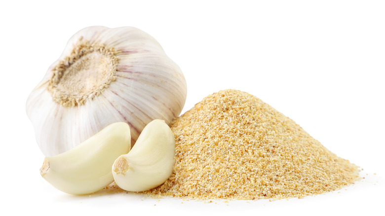 fresh and dried garlic closeup