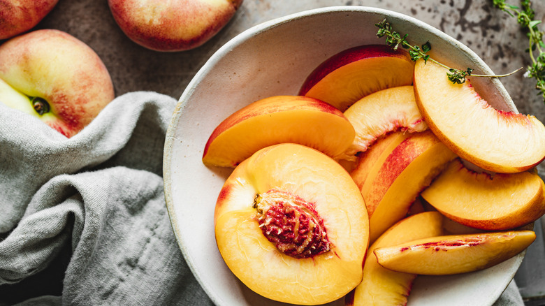 overhead view of bowl of fresh sliced peaches