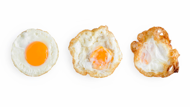 https://www.thedailymeal.com/img/gallery/the-game-changing-hack-for-flipping-eggs-without-breaking-yolks/flip-the-eggs-not-the-bird-1684417606.jpg