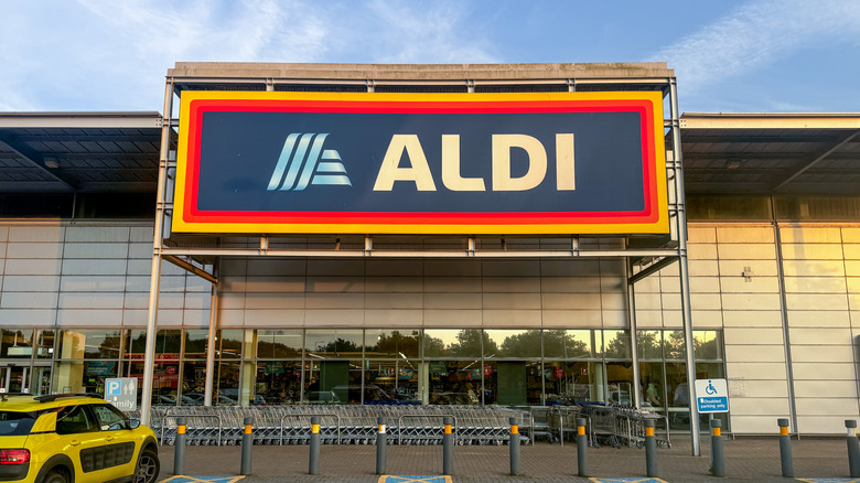Front facade of an Aldi grocery store