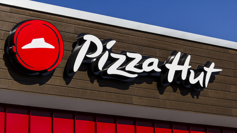 Pizza Hut exterior and sign
