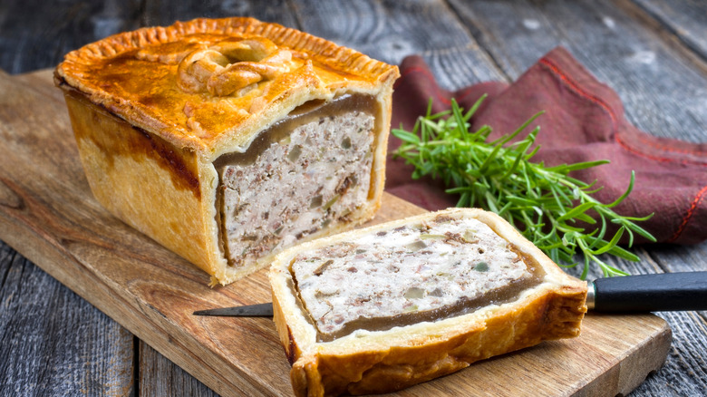 Sliced pâté en croûte