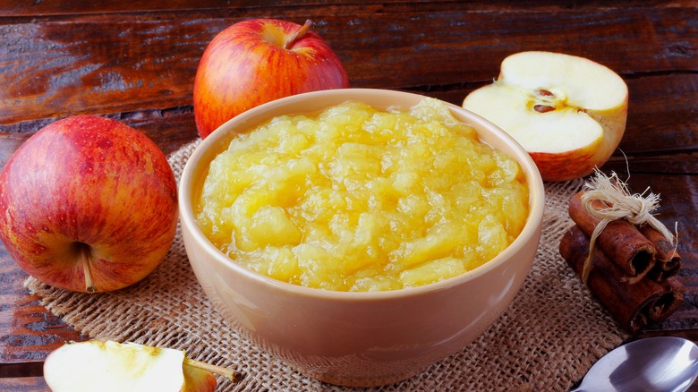 bowl of applesauce with apples