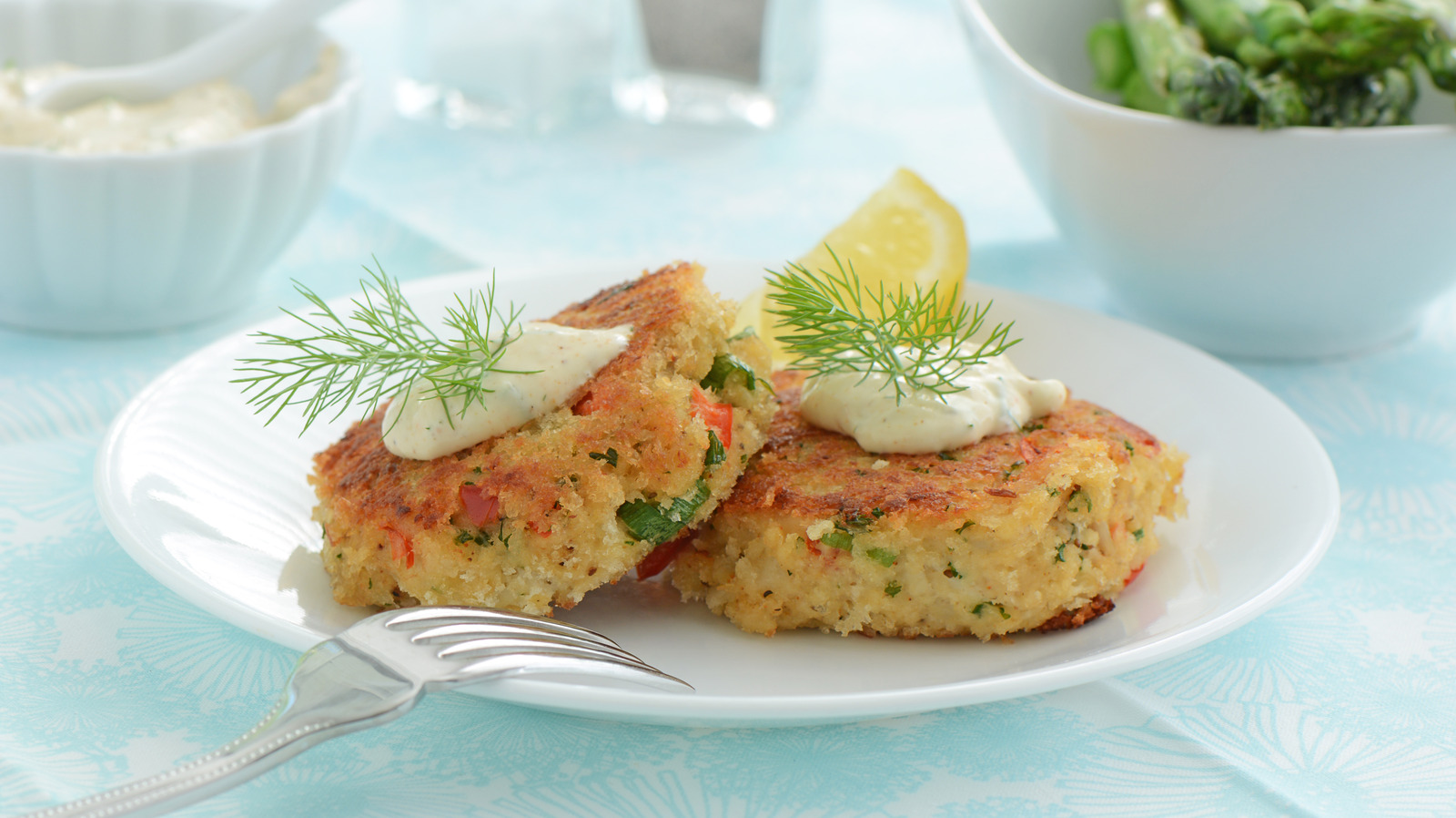 The Ingredient Tip For Adding Some Extra Crunch To Your Crab Cakes - Vimarsana News