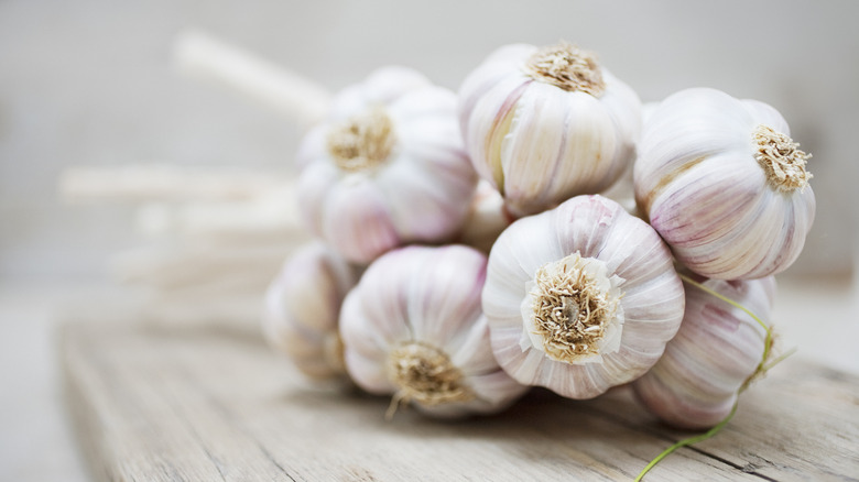 A bunch of garlic on a wooden table