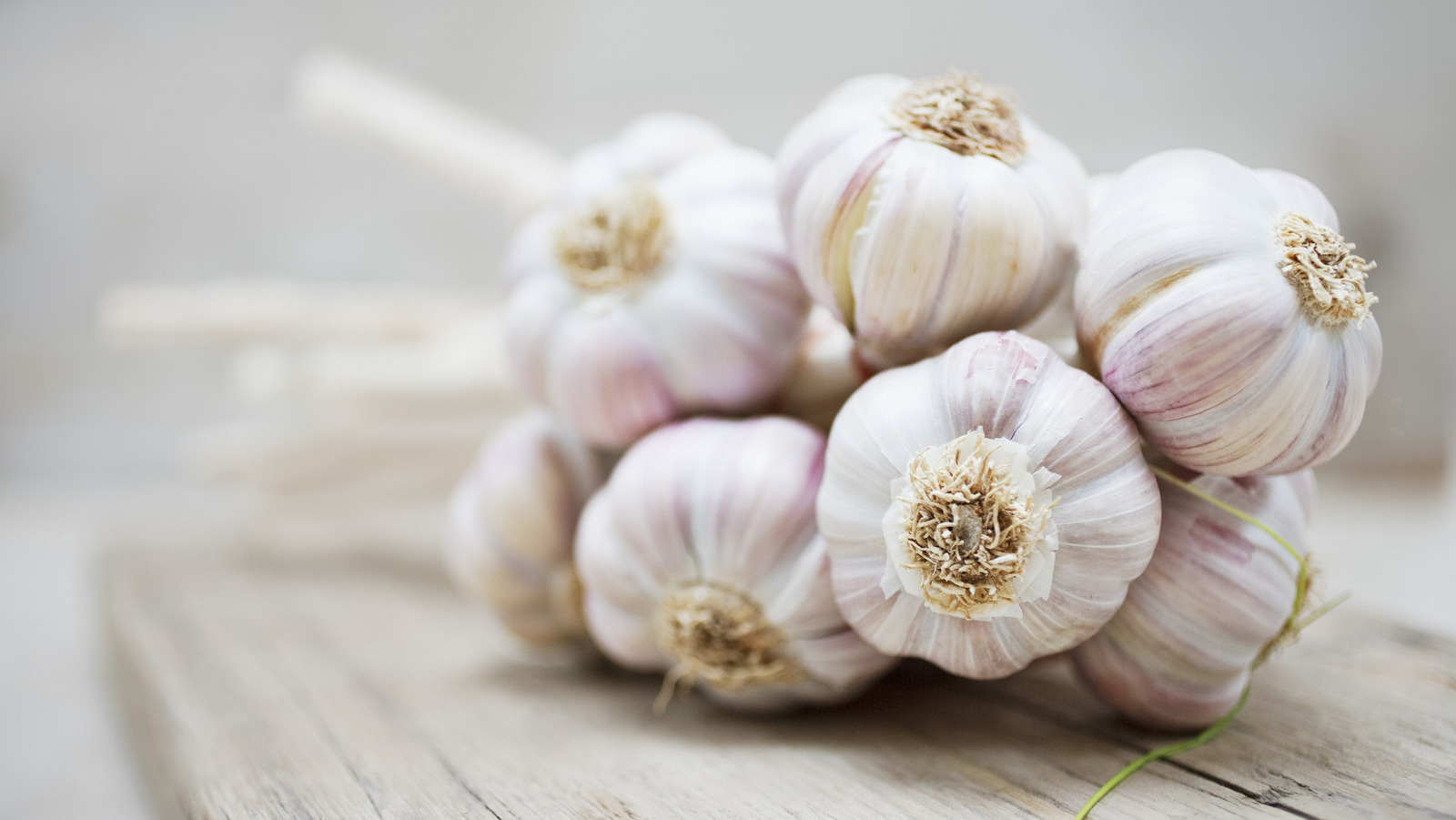 The Jar Hack That Can Actually Make Peeling Garlic Fun