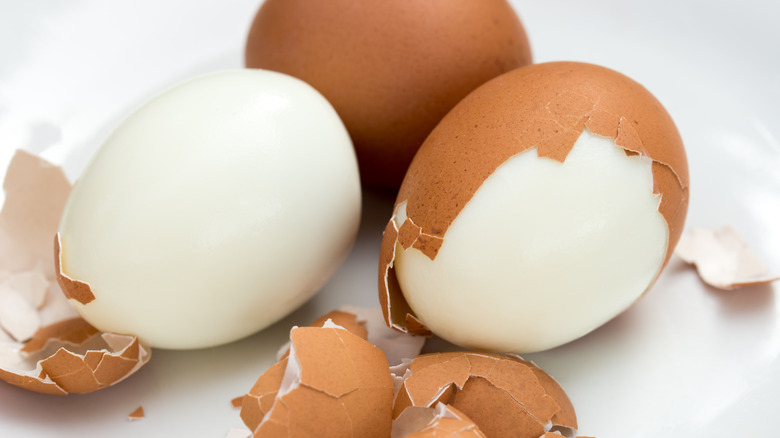 https://www.thedailymeal.com/img/gallery/the-jar-trick-that-eliminates-the-hassle-of-peeling-hard-boiled-eggs/shake-the-shell-away-1694029827.jpg