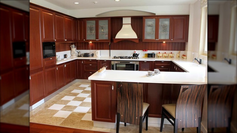 An example of a G-shaped kitchen layout