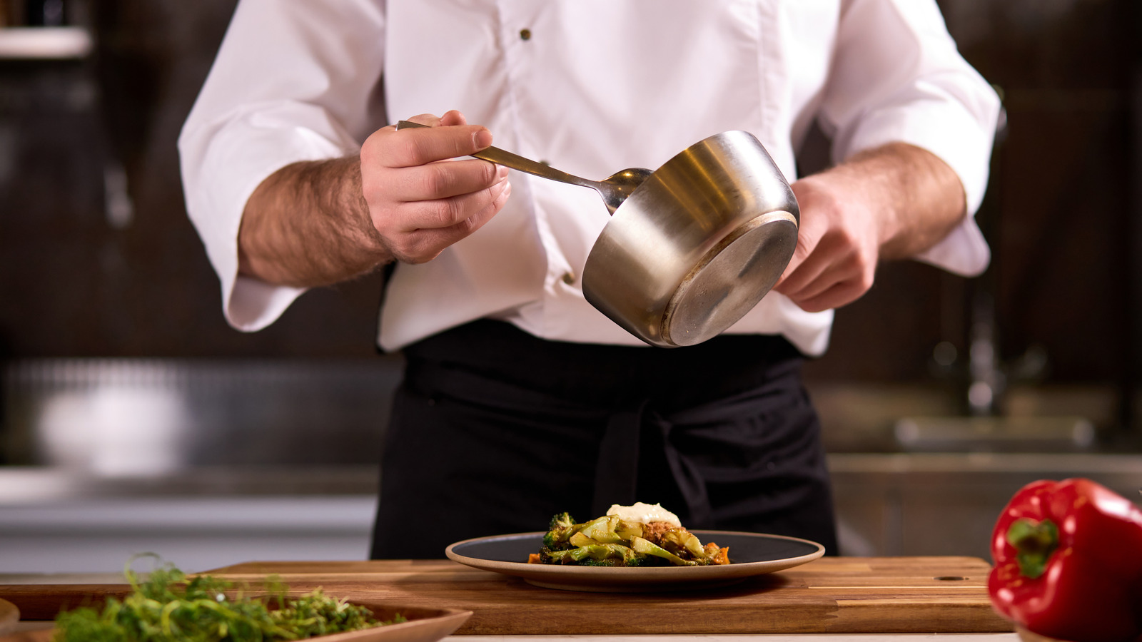 гриль огонь. Drain the beans. Finished cooking. Chef is cooking a delicious in the kitchen. повар в пит-стоп.