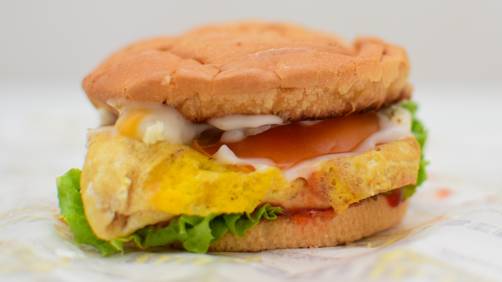 鸡蛋爱好者需要尝试的马来西亚街头小吃汉堡