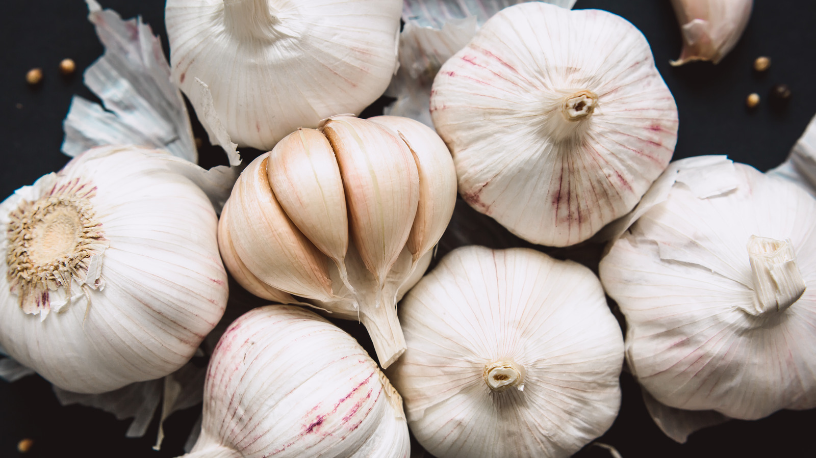 The Microwave Hack That Makes Peeling Garlic A Breeze - Vimarsana News