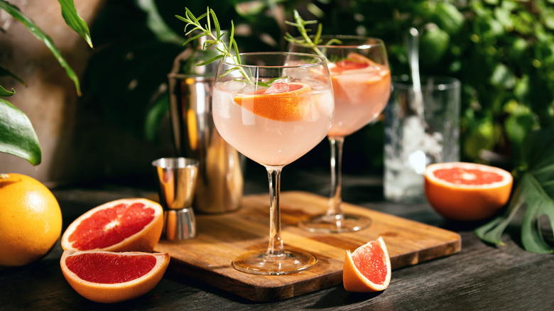 Gin cocktail with grapefruit