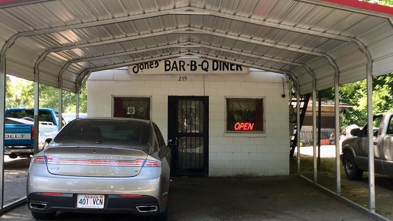 The carport in front of Jones Bar-B-Q Diner
