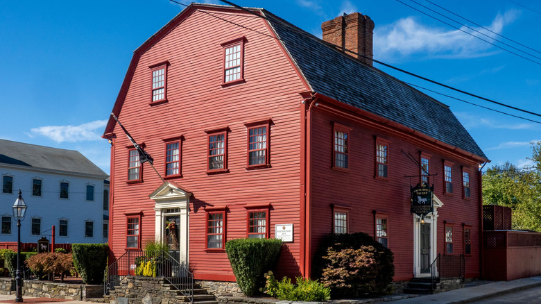 The exterior of the white horse tavern in rhode island