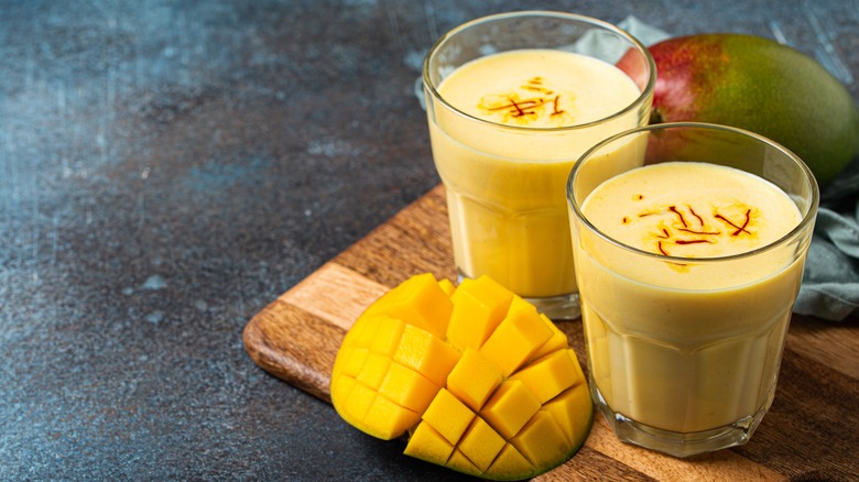Lassi with cut mangos 