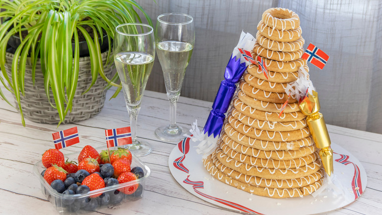 Kransekake with berries and champagne